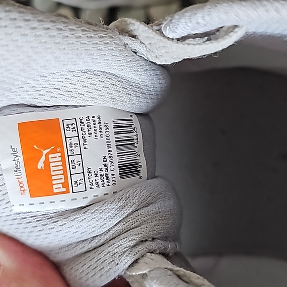 NWOT PUMA SNEAKERS - Picture 7 of 10
